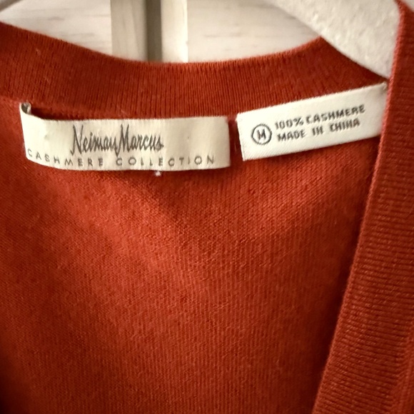 Neiman Marcus Women’s Cashmere V Neck Cardigan Size Medium - Picture 2 of 5